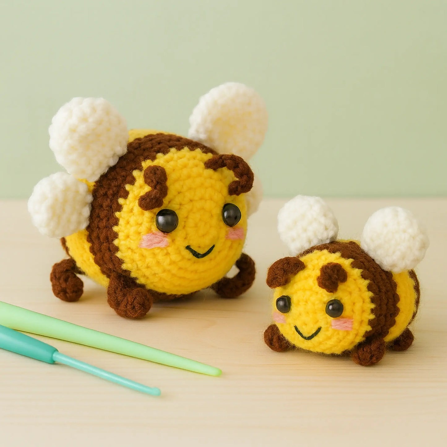 Kit crochet pour débutant thème abeille, avec pelotes, crochets et accessoires disposés sur fond clair