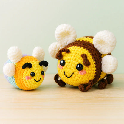 Kit crochet pour débutant thème abeille, avec pelotes, crochets et accessoires disposés sur fond clair